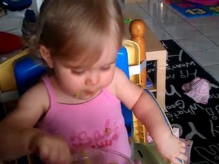 Naïs mange vraiment comme une grande....