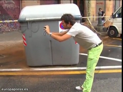 Una fuga de agua levanta el asfalto