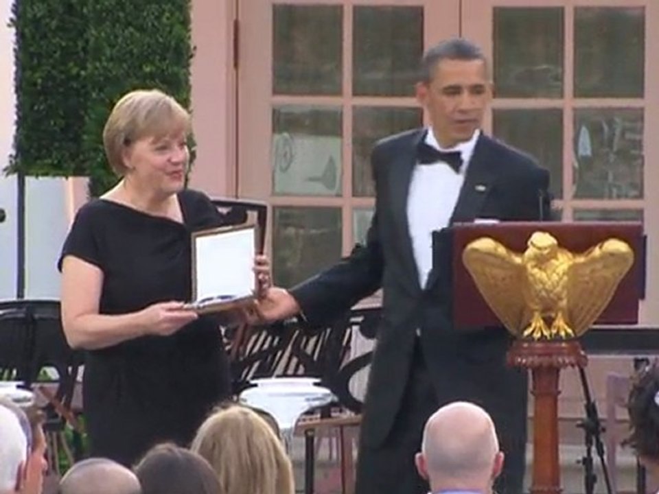 Merkel receives US presidential medal from Obama