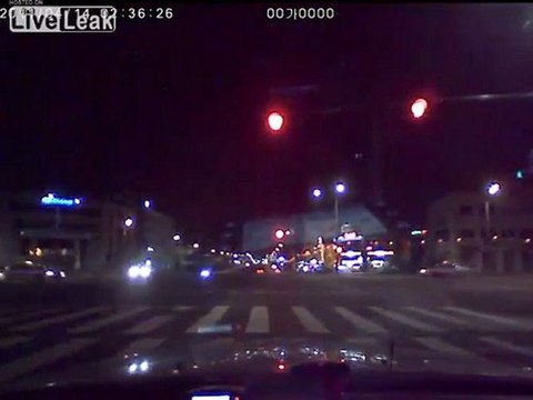 Unfall auf Kreuzung - Fahrer flüchtet Kollision mit Auto