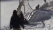 Snowboarder knallt gegen Zaun Fail