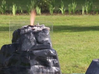 Maquette de volcan en éruption