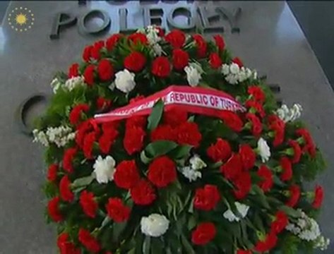 Cumhurbaşkanı Gül, Varşova'da bulunan Meçhul Asker Anıtı'na çelenk koydu