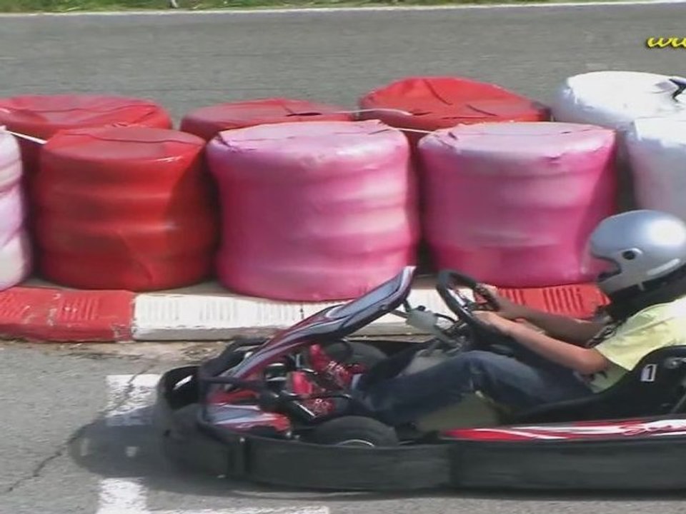 Marc améliore ses temps au karting.