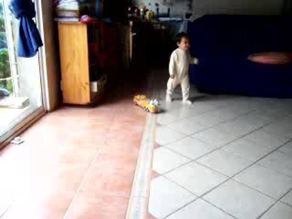Lou et Titi jouent