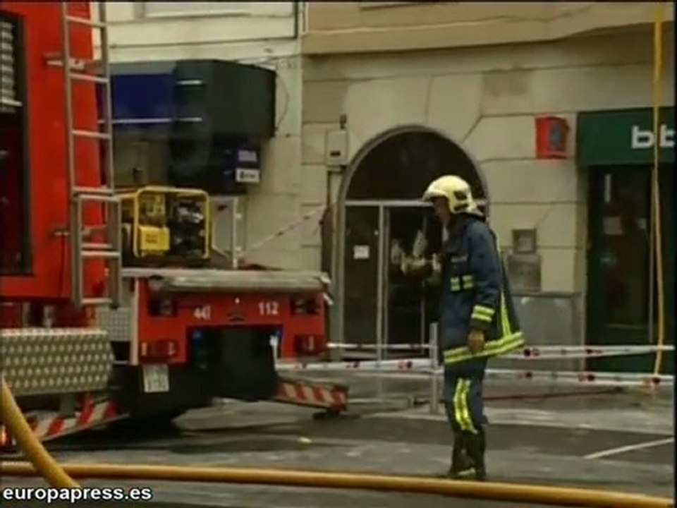 Vecinos desalojados por incendio en inmueble