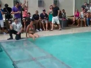 Loira de biquíni  cai em desfile mais não perde a pose