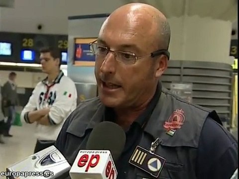 Niños saharauis enfermos esperan en el aeropuerto de Sevilla