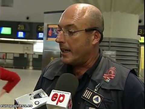 Niños saharauis enfermos parados en el aeropuerto