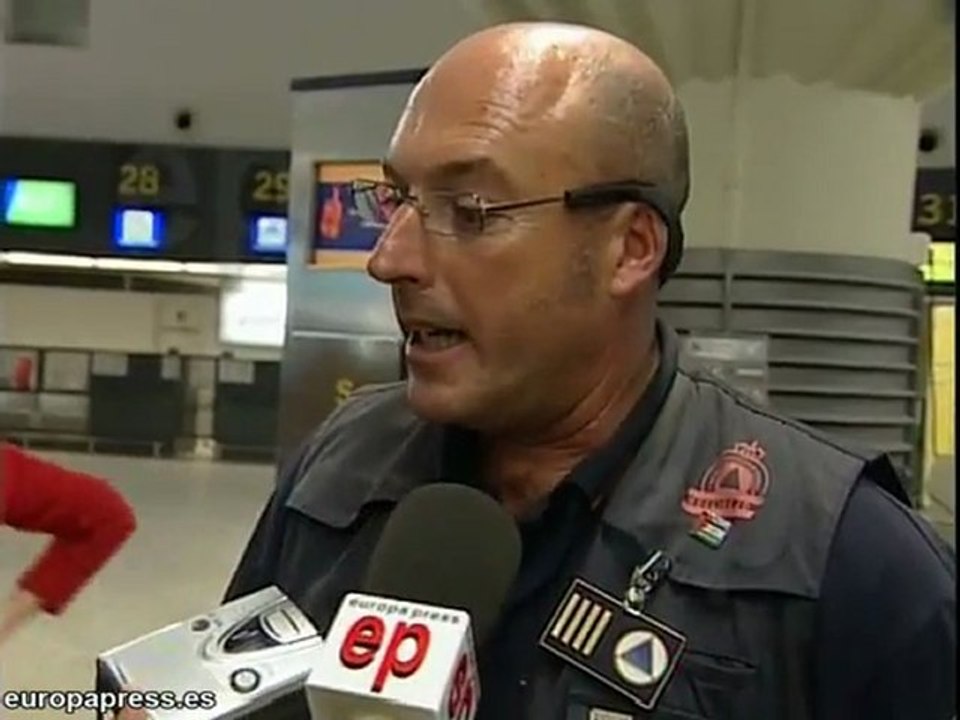 Niños saharauis enfermos parados en el aeropuerto