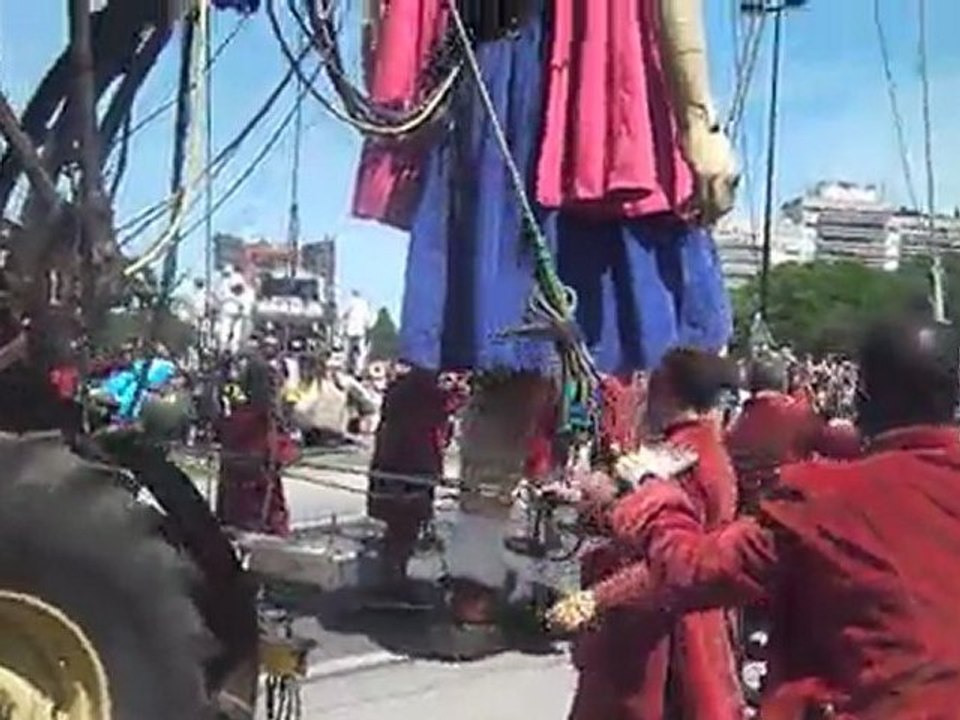 P5280003     la petite géante sur la place de la gloriette a nantes