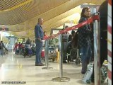 Cientos de pasajeros continúan en Barajas