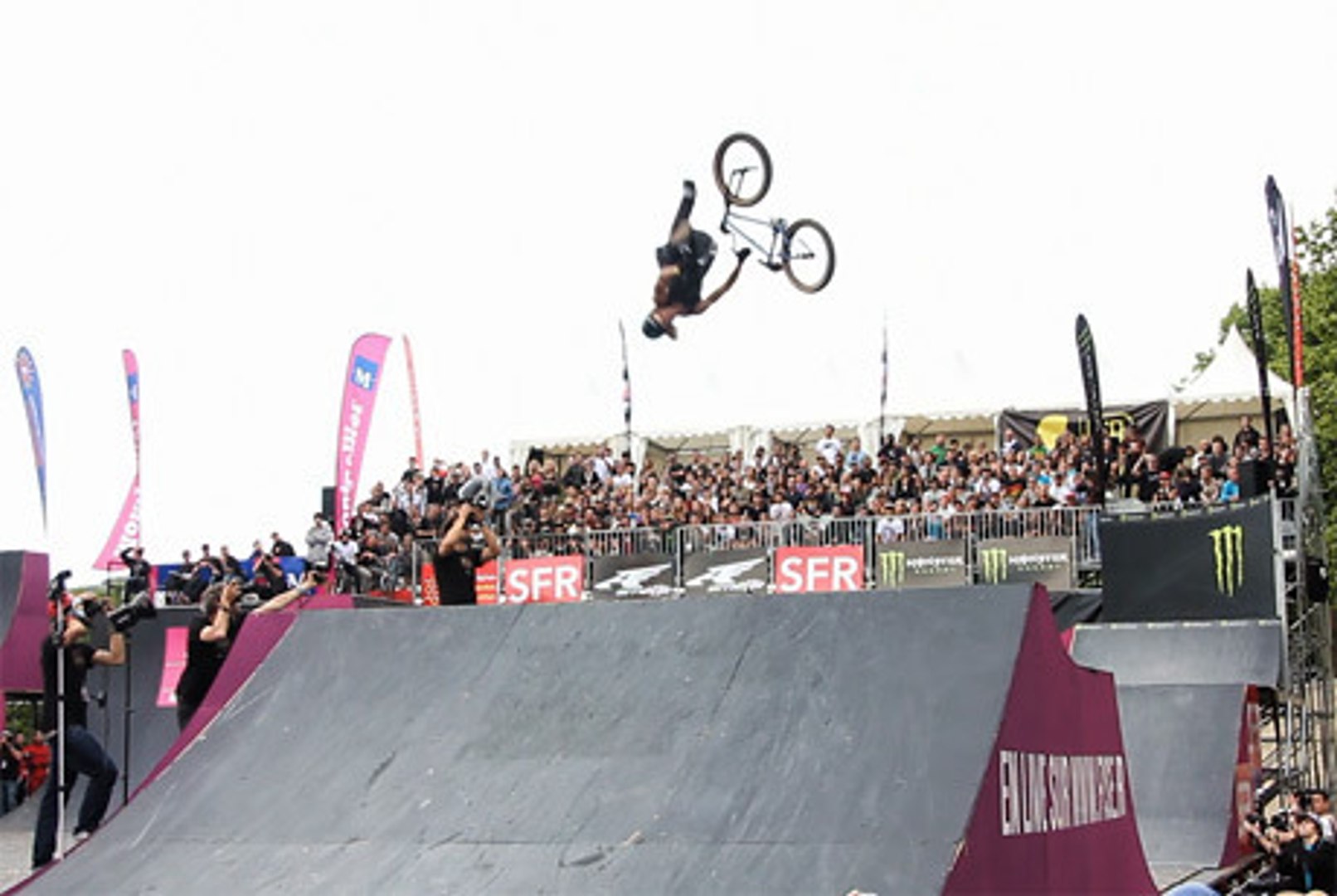 Pat Casey World First Decade Back Flip at FISE - video Dailymotion