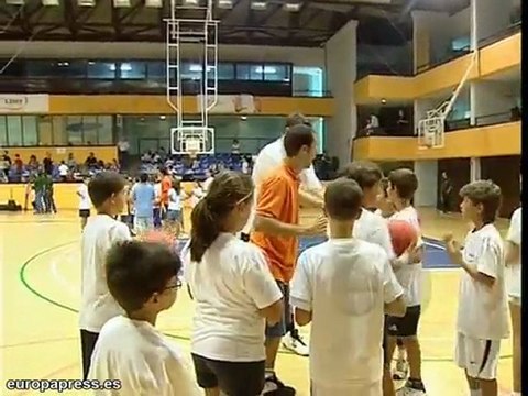 Marc Gasol enseña a niños de entre 7 y 15 años