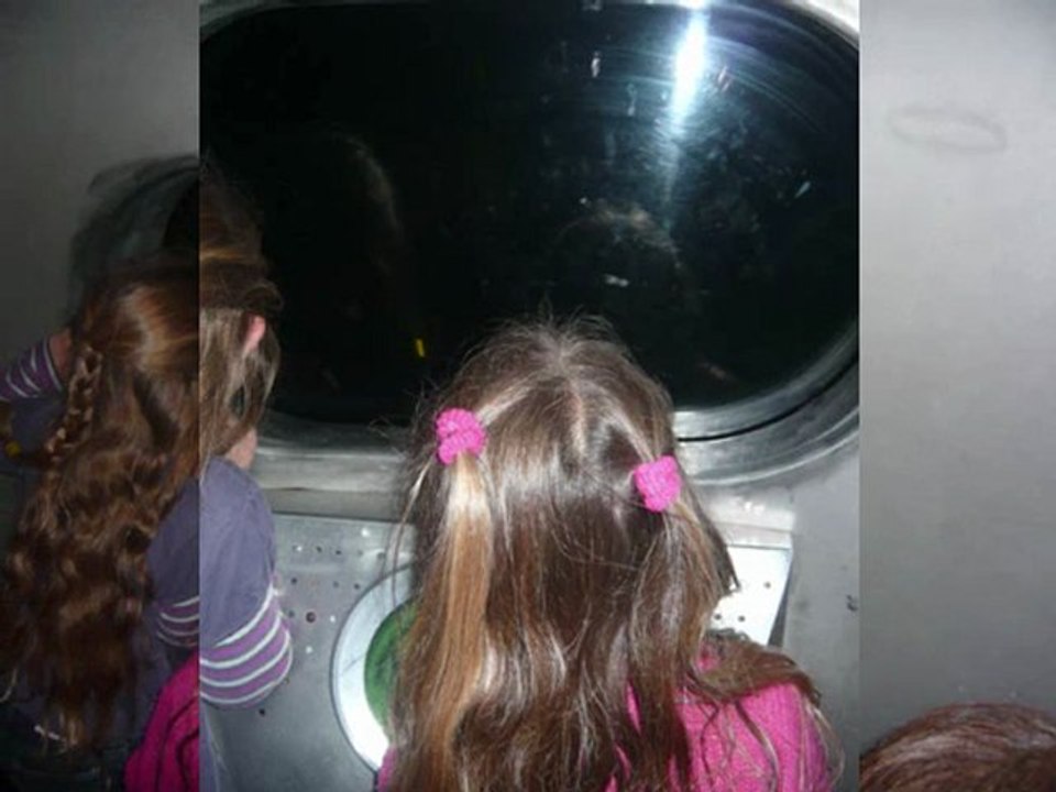 Elisa et Noémie à l'aquarium 1