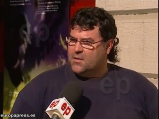 Anciano se disfraza y la emprende a martillazos con su herma