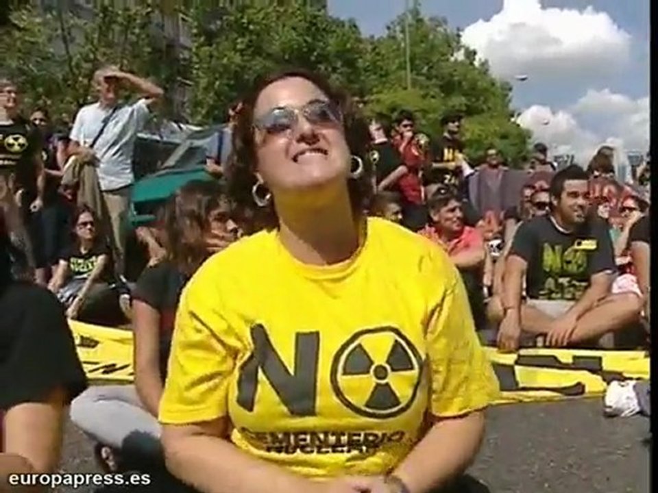 Greenpeace corta la Castellana contra el ATC