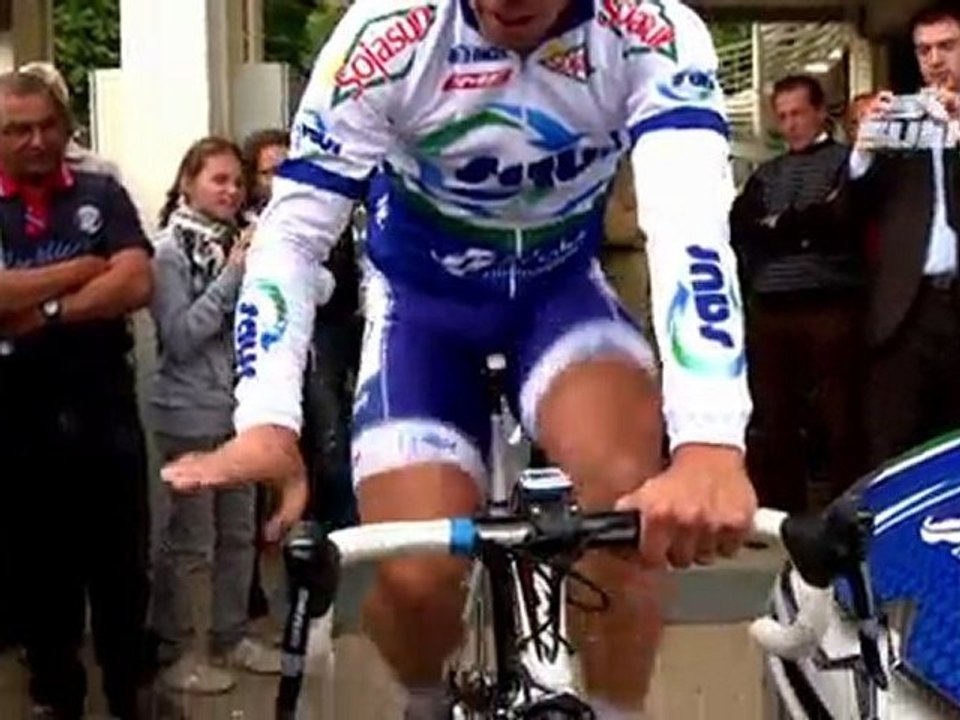 Course cycliste contre trotteur à Laval