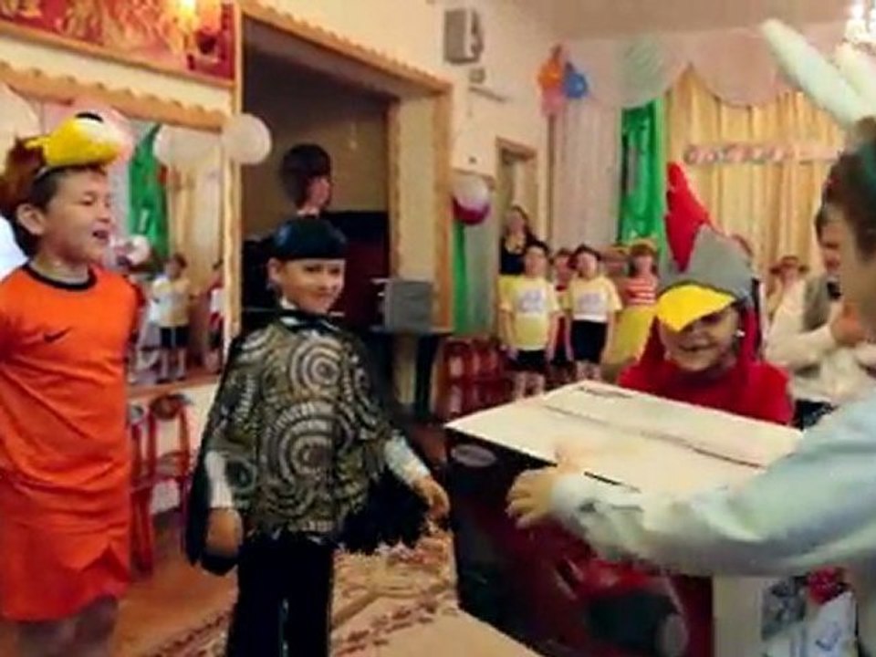 НТВ дарит подарки зайцу и зайчихе - видеосъёмка выпускного в детском саду 1042