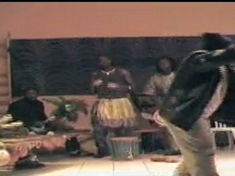 La poetesse Nathy Ebriet danse traditionnelle Paris