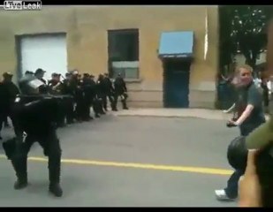 La police anti-émeute Toronto tire sur une manifestante non armé
