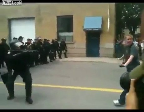 La police anti-émeute Toronto tire sur une manifestante non armé