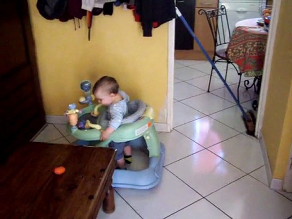 2011_06_09 Maël dans son trotteur (2).MOV