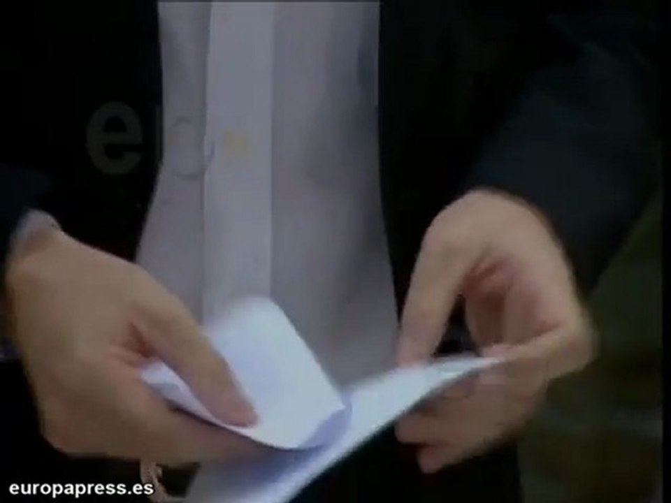 Tomás Gómez vota ante sus seguidores