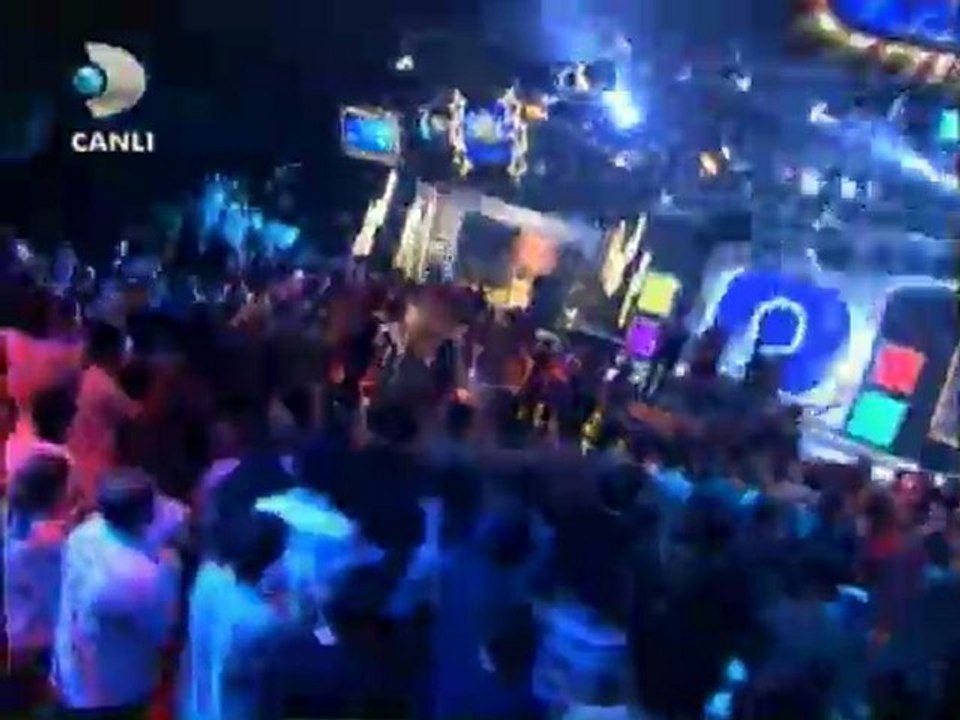 Ayse Özyilmazel & Hit Benim Askim  -Beyaz Show 10.6.2011