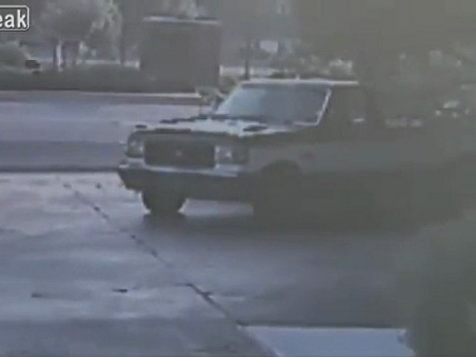 Guy spart Baum, Drags It Down Highway Fail