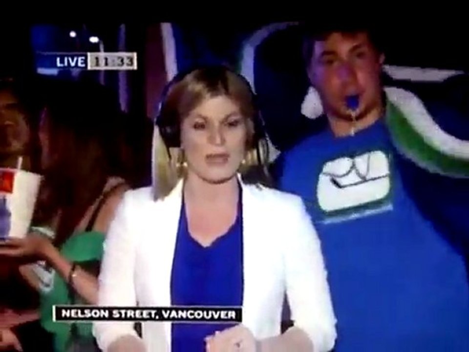 Hot News Reporter Hinterhalt von Crazy Canucks Hockey Fans
