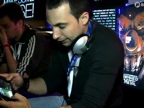 [E3 2011] Nacho Ortiz con PSVita (PSP)