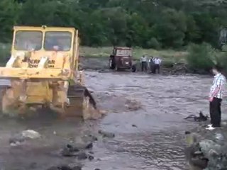 haberdenhaber.com-3 Vatandaş Derede Mahsur Kaldı