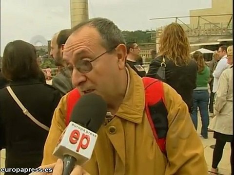 Tusristas afrontan el mal tiempo en Bilbao