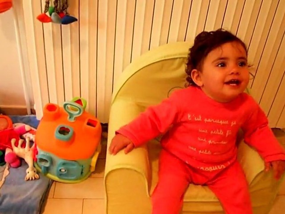 Camille teste son nouveau fauteuil le 7/06/2011