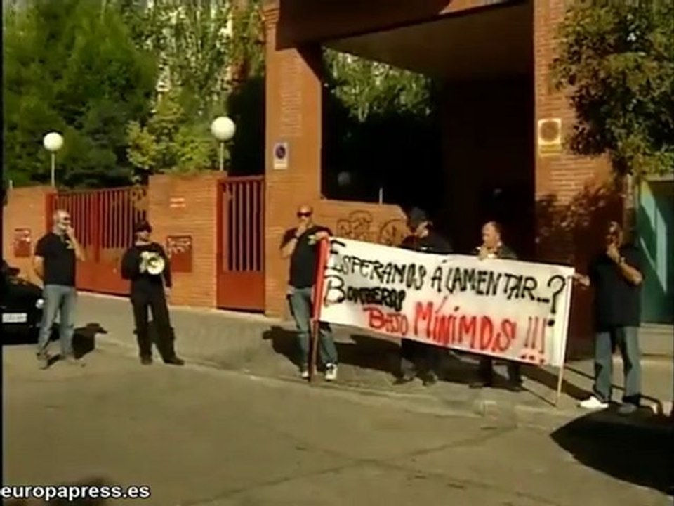 Los bomberos abuchean a Cobo