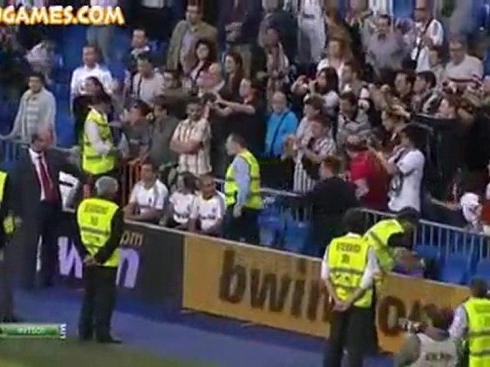 Cristiano Ronaldo gave a t-shirt fans for broken nose - www.MiniGoGames.Com