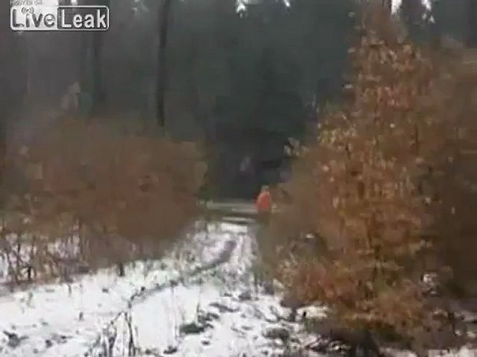 Schwebende Mädchen im russischen Wald