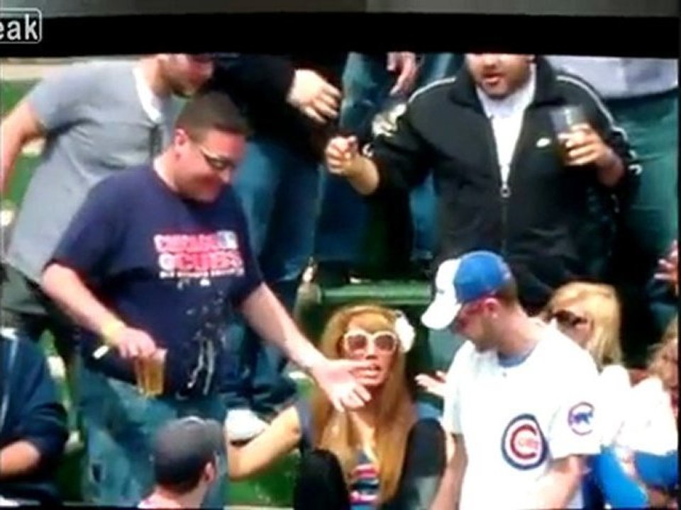 Weibliche Cubs Fan Ruft Beer Dusche! Fail