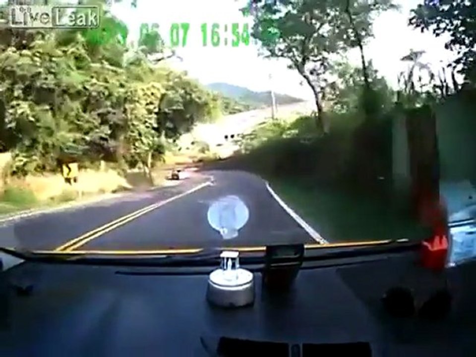 Motorradfahrer Schlitten in Auto Fail