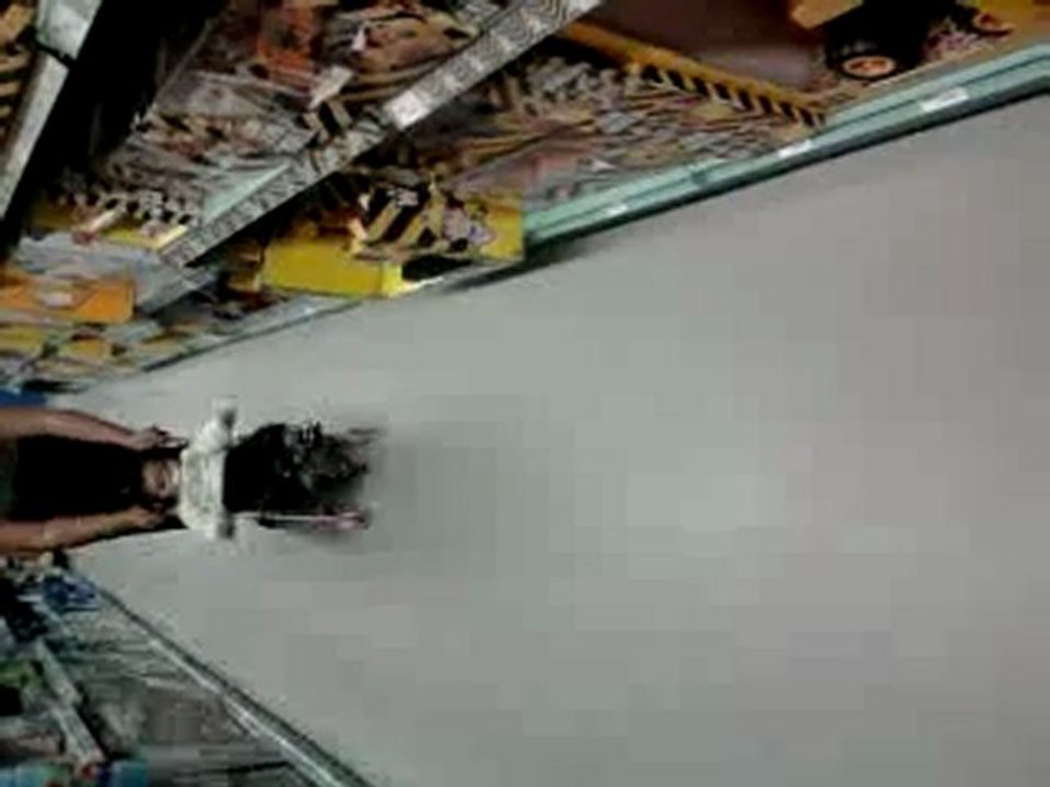 Séréna dan la pousete o magasin de jouet
