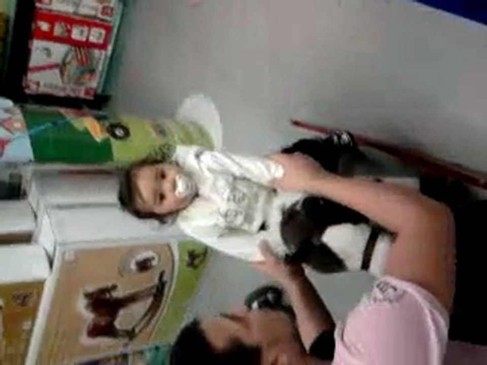 Séréna ki fai du cheval a bascule