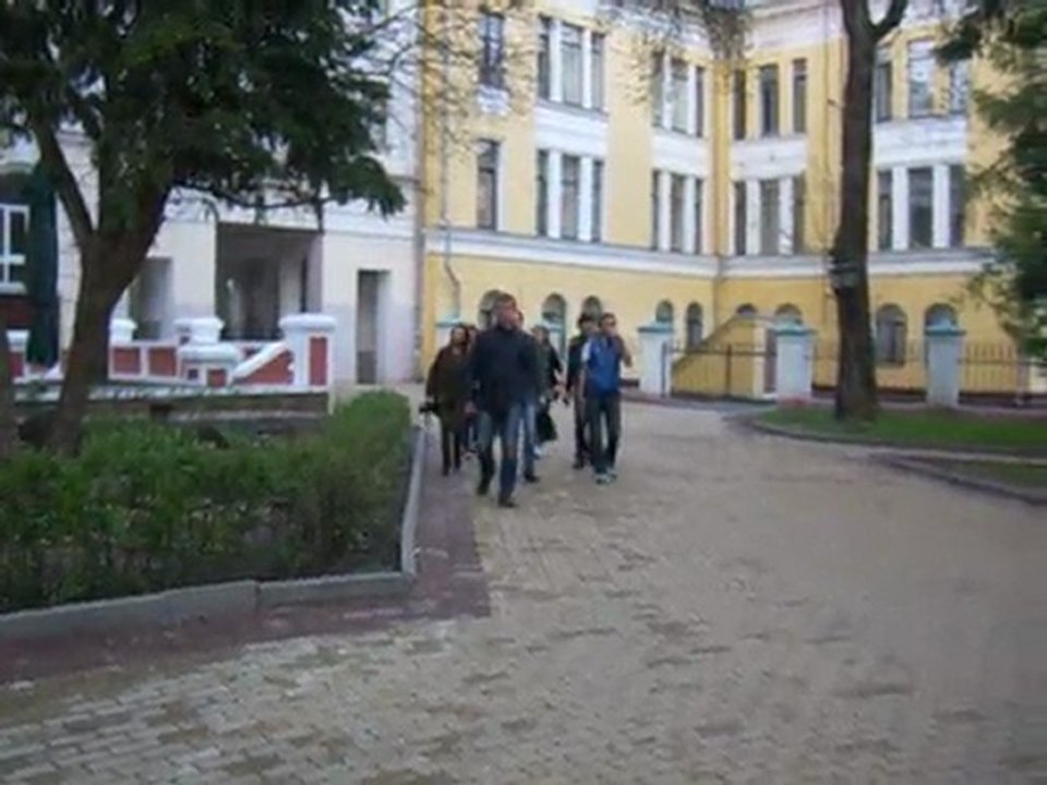 La rencontre avec les participants de la course d'automobiles