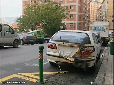 Queman un contenedor en Bilbao afectando a los vehículos col