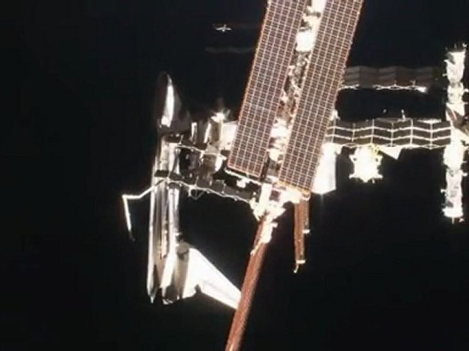 Endeavour à quai de la station spatiale internationale