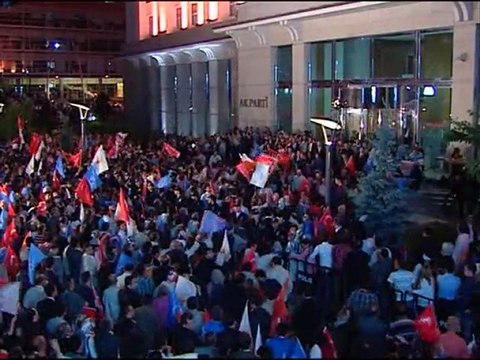 AK Parti yüzde 50 ile birinci parti oldu Başbakanın Meşhur Balkon Konuşması - 5