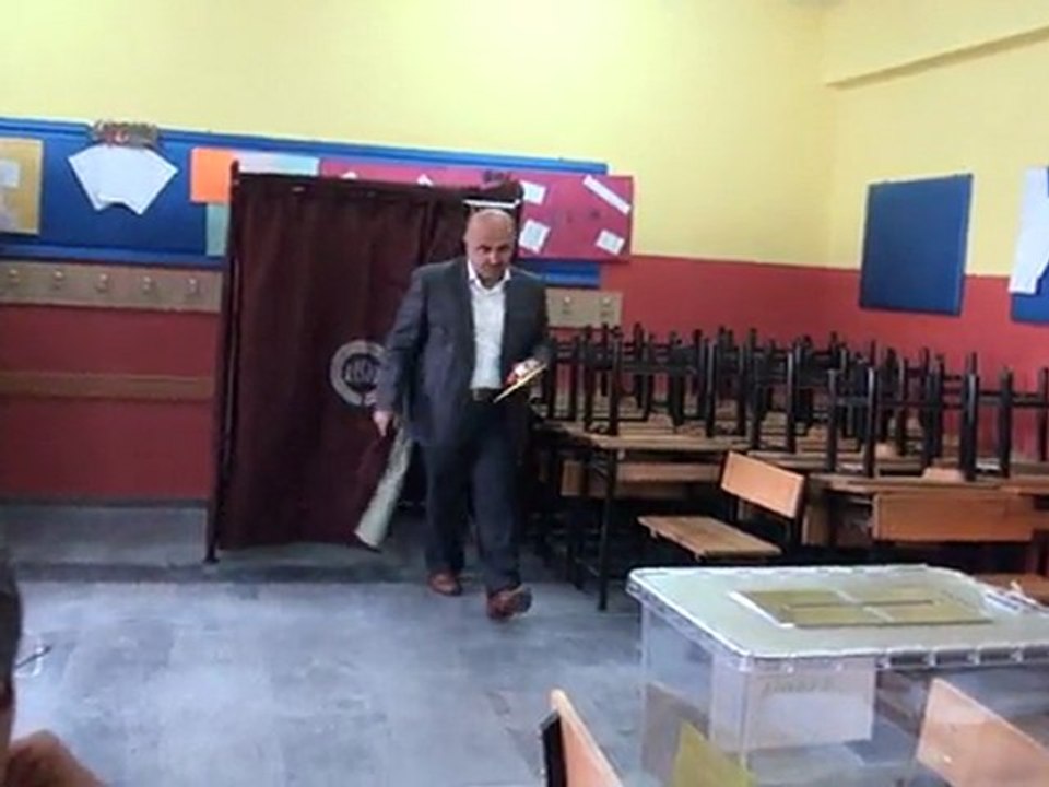 Başkan Yıldırım Oy kullanırken 2 [Talas Belediyesi]
