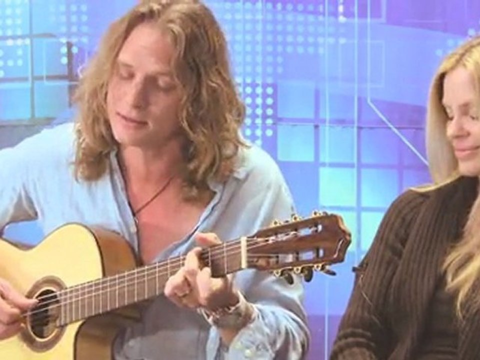 Abri van Straten sings to Kristin Bauer from True Blood