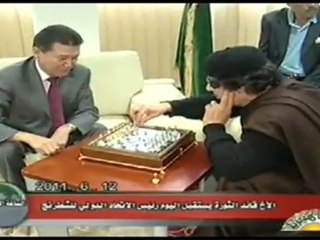 Gheddaffi gioca a scacchi con Ilyumzhin