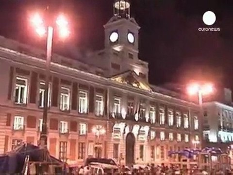 Spagna: gli indignados lasciano l'accampamento, ma non...